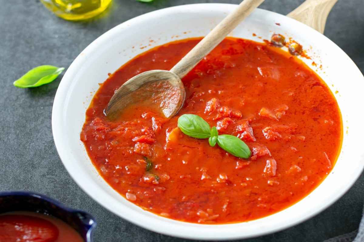 Tomato paste and tomato sauce