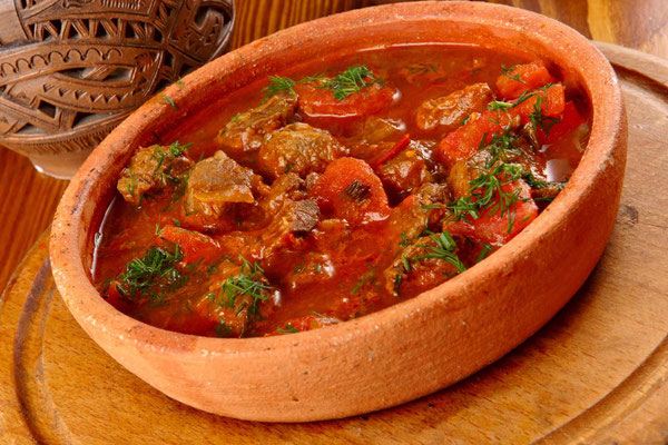 making frying tomato paste beef stew in slow cooker