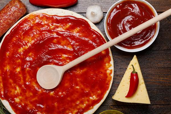 organic tomato paste or sauce for pizza with memorable taste